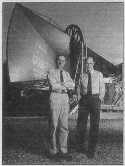 Арно Пензиас и Роберт Вилсон возле рупорной антенны, которая в 1964 году приняла радиоволны длиной около