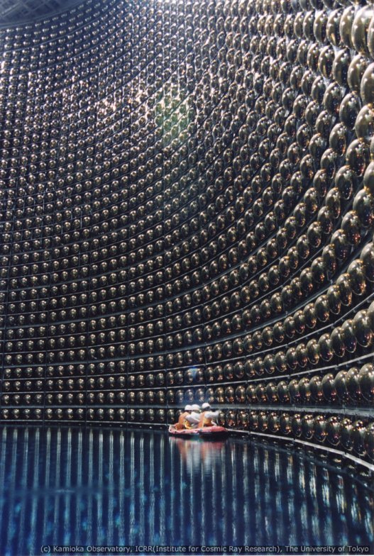 Детектор Супер-Камиоканде находится на дне шахты глубиной 1км и представляет собой цистерну, вмещающую 50 тысяч тонн воды. На ее стенах размещены более 11000 фотоумножителей, регистрирующих черенковское излучение.
