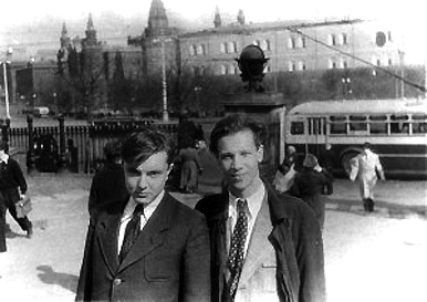 Владимир Успенский и Михаил Поливанов, конец 1940-х годов. Фото с сайта 050353.ru