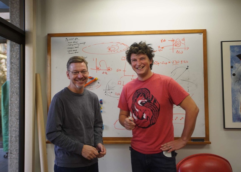 Майк Браун (<i>слева</i>) и Константин Батыгин в своей лаборатории в Калтехе. Фото © Shannon Stirone