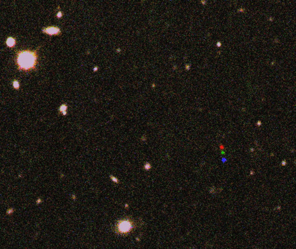 Открытие 2012 VP113. Три цветные точки - это снимки трех положений объекта 2012 VP113, движущегося на фоне неподвижных звезд (разница между снимками составляет два часа, первой получена красная точка)