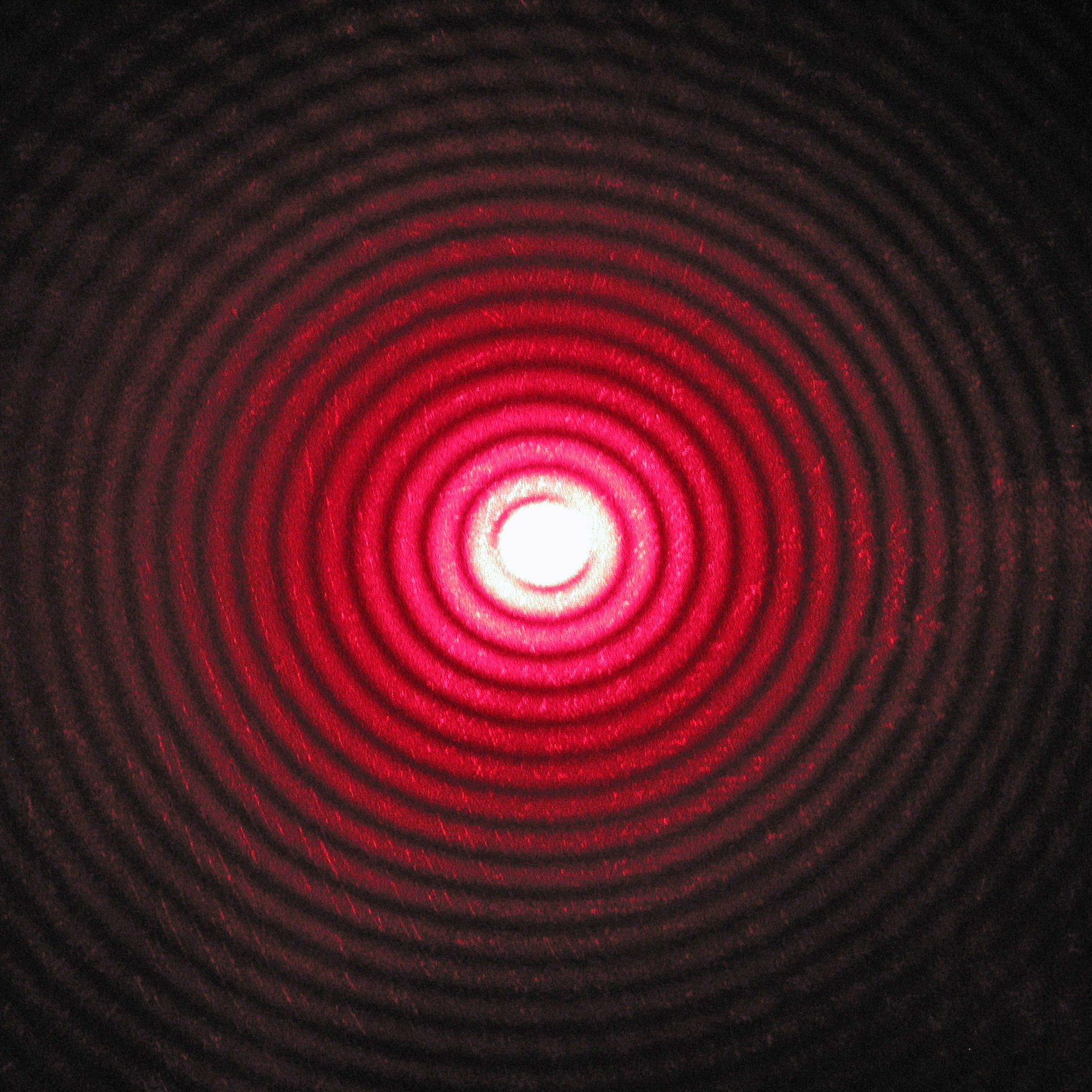 Дифракция лазерного луча с длиной волны 650 нм, прошедшего через отверстие диаметром 0,2 мм.