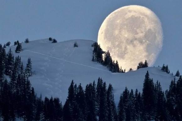 Уходящая луна на фоне горы Цвайершпитце (1858 метров над уровнем моря). Верхняя долина Рейна, Швейцария. Фото: EPA / ИТАР-ТАСС.