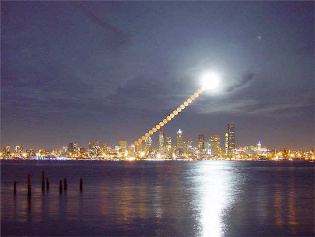 Восход Луны над Сиэттлом, США. Фото: Shay Stephens.