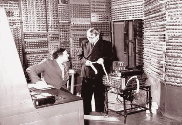 В середине прошлого века компьютер (раньше его называли вычислительной машиной) занимал иногда несколько комнат