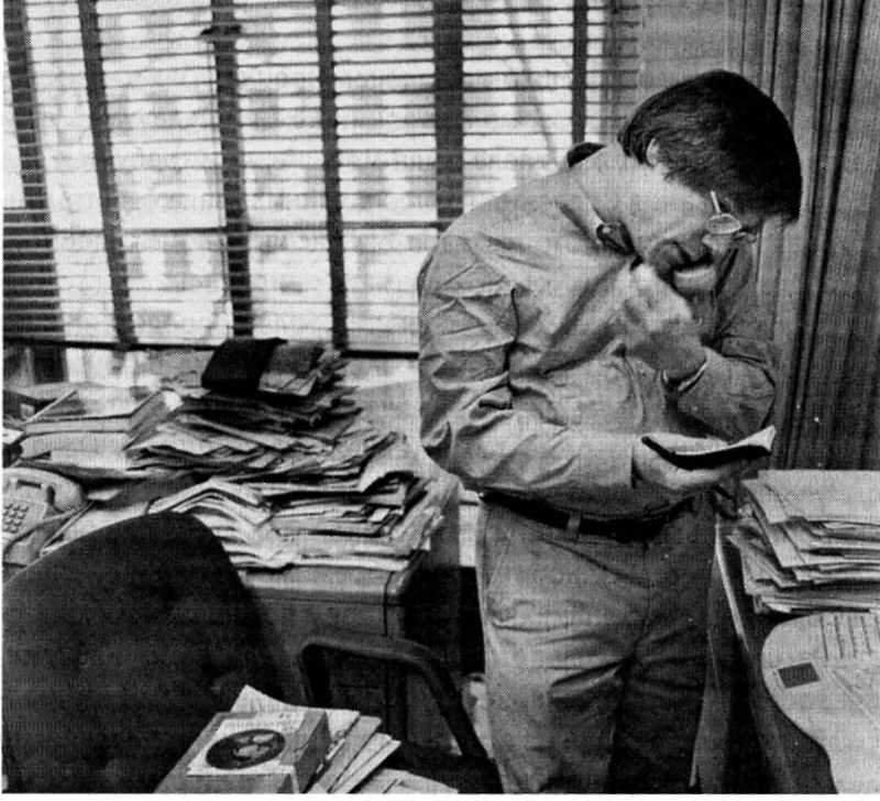 Алан Гут в своем кабинете в Массачусетском технологическом институте. Гут — гордый победитель конкурса на самый захламленный кабинет, организованный в 1995 году газетой Boston Globe.