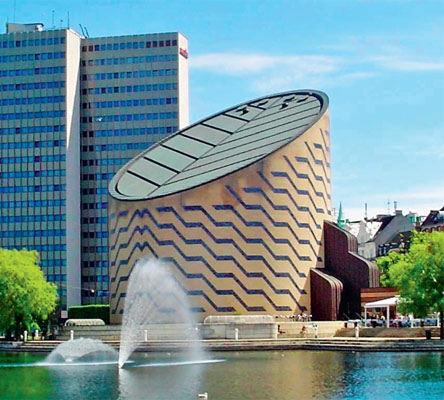 У планетария им. Тихо Браге в Копенгагене крыша эллиптической формы образована сечением здания, построенного в форме кругового цилиндра.