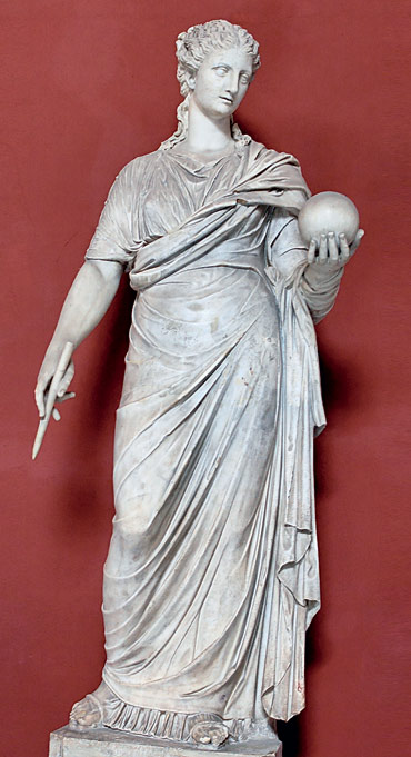 Муза Урания — покровительница астрономии. Римская копия греческой скульптуры. III век до н. э. В её правой руке — циркуль.