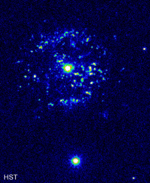 На этом снимке показана оболочка, сброшенная во время вспышки повторной новой Т Компаса (T Pyxidis). Яркая точка в центре оболочки — двойная звезда, состоящая из обычной звезды и звездного остатка (белого карлика). Вещество звезды перетекает на белый карлик, постепенно накапливаясь на его поверхности. Когда масса накопленного вещества превышает некий критический предел, в системе происходит взрыв. По каким-то причинам (возможно, в результате взаимодействия с остатками предыдущих взрывов) сброшенная оболочка распадается на тысячи крохотных светящихся узелков. Помимо спектроскопического исследования этих узелков, наблюдая за ними на протяжении нескольких лет можно непосредственно видеть, как они разлетаются прочь от системы. © Shara, Williams, Gilmozzi, and NASA. Изображение с сайта hubblesite.org