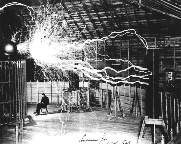 Никола Тесла в лаборатории в Колорадо-Спрингс. Начало 1900 годов.