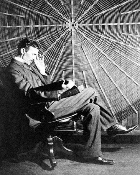 Никола Тесла читает.