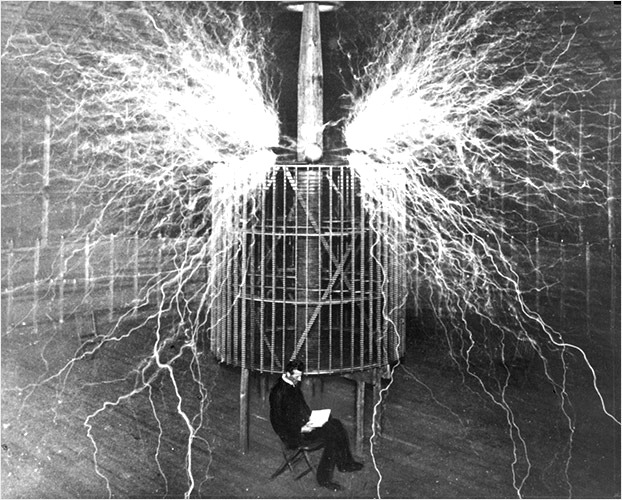 Никола Тесла в лаборатории в Колорадо-Спрингс.
