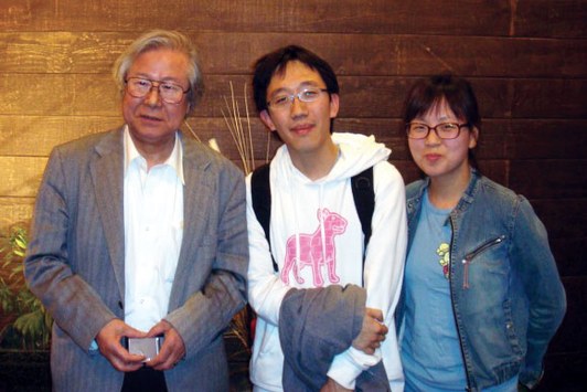 Хэйсукэ Хиронака, Ху и Наёнь Ким (сейчас жена Ху) на праздновании 78-го дня рождения Хиронаки в 2009 году