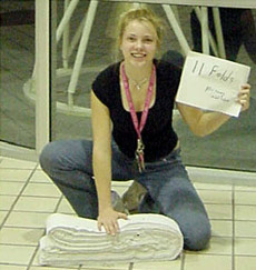 Мировая рекордсменка Бритни Гэлливан и бумажная лента, сложенная вдвое (в одном направлении) 11 раз (фото с сайта mathworld.wolfram.com).