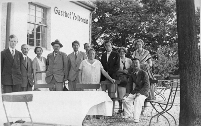 Эмми Нётер с коллегами и друзьями в 1933 году